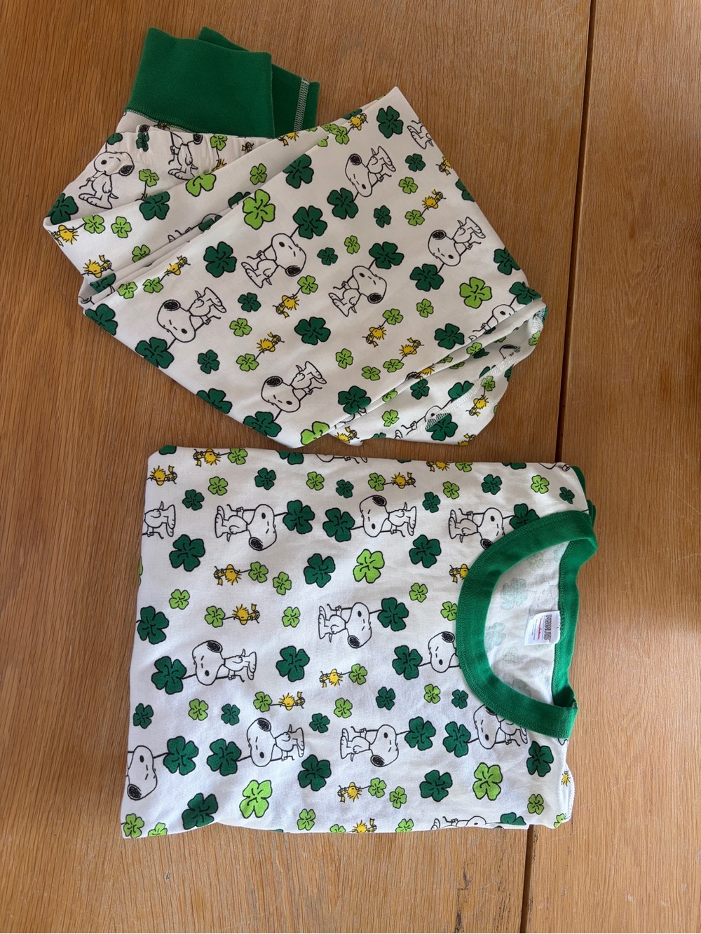 Hanna Andersson Peanuts White & Green Snoopy Four Leaf Clover Adult Pajama Set - Picture 3 of 9